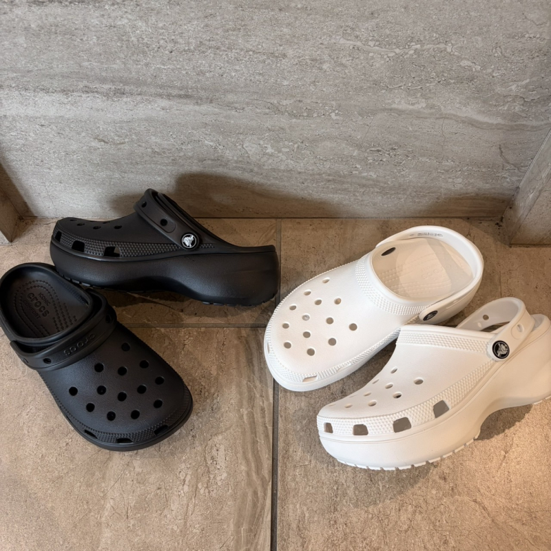『crocs  厚底サンダル』