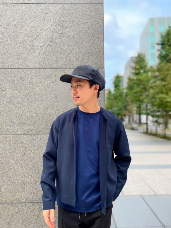 ブランケットステッチがポイントの耳付きキャップ。