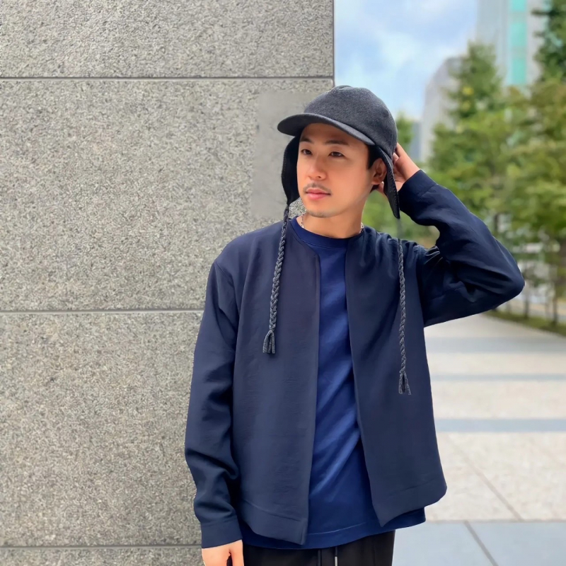 ブランケットステッチがポイントの耳付きキャップ。