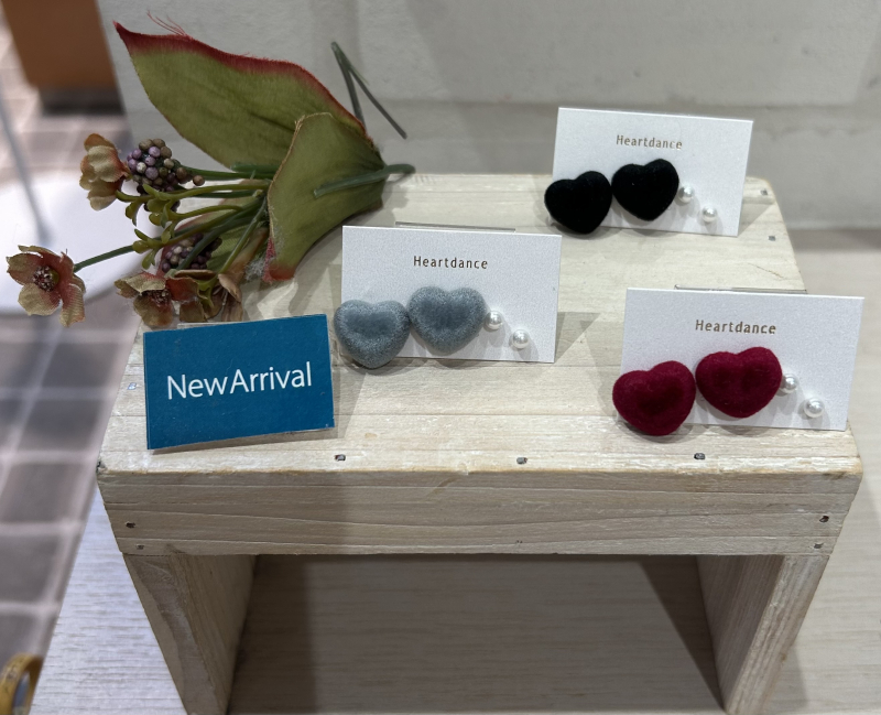 ぷっくりハートピアス🤍